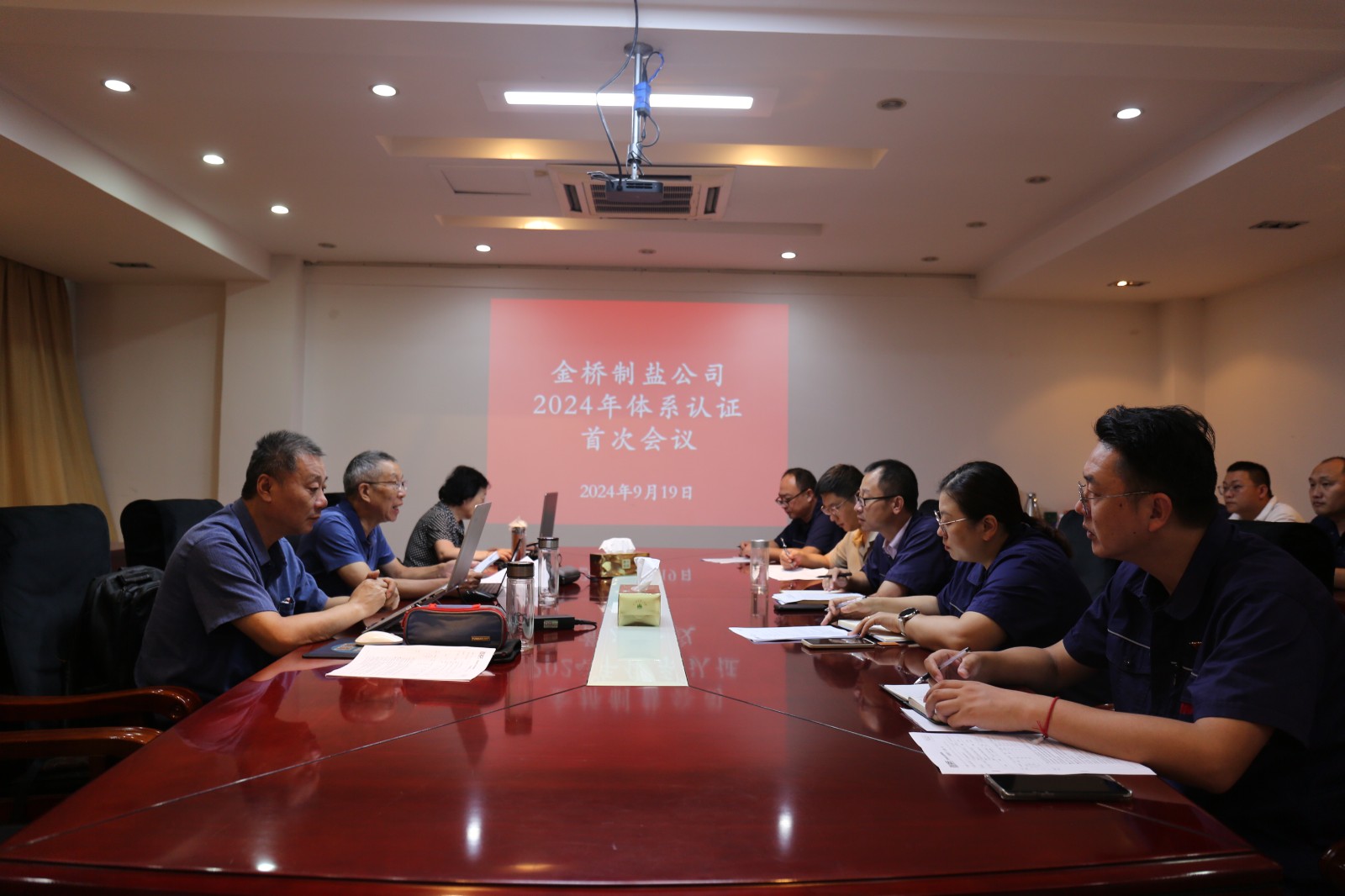 近日，金橋制鹽公司通過北京世標(biāo)認(rèn)證中心審核，給予食品安全管理體系、環(huán)境管理體系和職業(yè)健康安全管理體系認(rèn)證“保持認(rèn)證資格”的監(jiān)督審核結(jié)論，給予質(zhì)量管理體系認(rèn)證“再次注冊”的再認(rèn)證審核結(jié)論。通過審核，是對公司精細(xì)化管理成果的檢驗，促進(jìn)公司內(nèi)控管理水平持續(xù)提升。（李曉月）