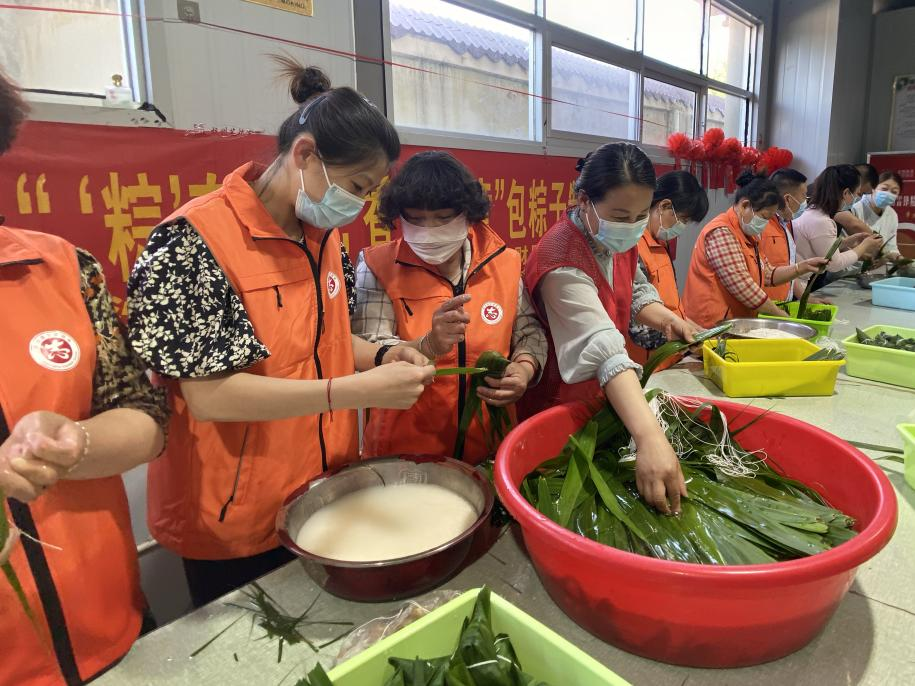 青口供電所黨支部聯(lián)合生產(chǎn)生活服務(wù)中心分會、黃沙坨社區(qū)，共同舉辦“悠悠艾草香 濃濃端午情”系列活動。.png